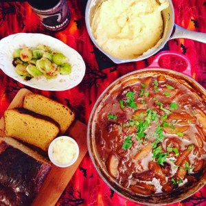 Hachee with potatoes and bread.